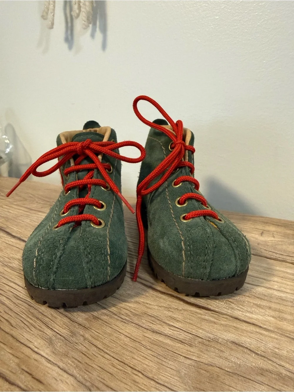 Vero Cuoio Green Suede Kids Boots with Red Laces